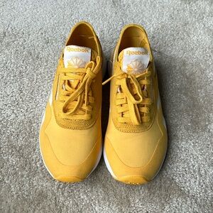 Reebok yellow sneakers with DMX Foam.